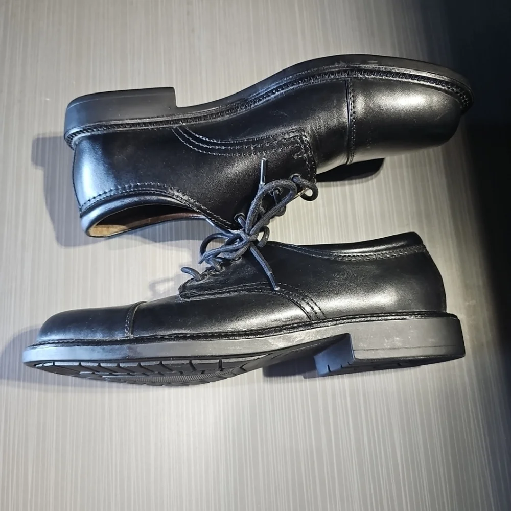 Dockers Gordon 90-2214 Mens 9M Black Oxfords & Lace Ups Cap Toe Shoes NWOT Cond.